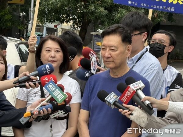 ▲▼趙少康陪同王鴻薇長春市場掃街宣講。（圖／記者鄭佩玟攝）