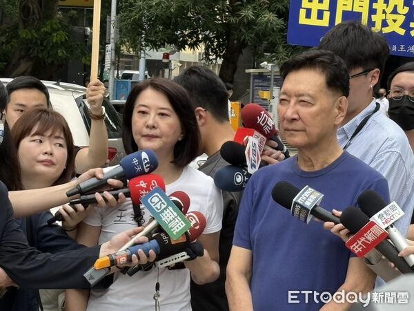 ▲▼趙少康陪同王鴻薇長春市場掃街宣講。（圖／記者鄭佩玟攝）