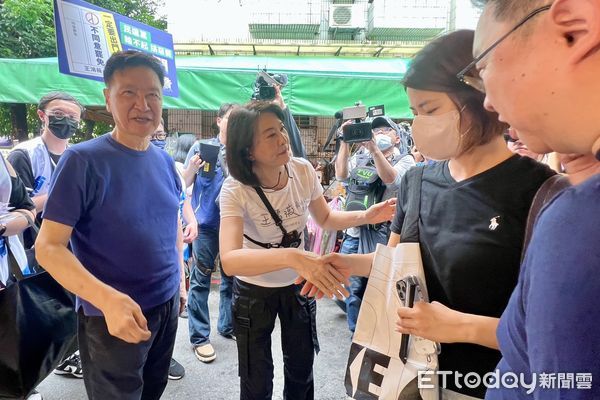 ▲▼趙少康陪同王鴻薇長春市場掃街。（圖／記者鄭佩玟攝）