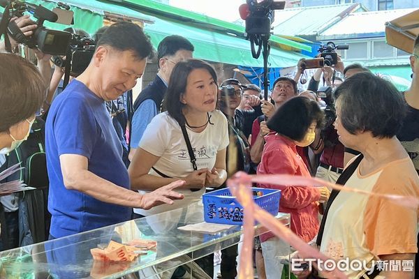 ▲▼趙少康陪同王鴻薇長春市場掃街。（圖／記者鄭佩玟攝）