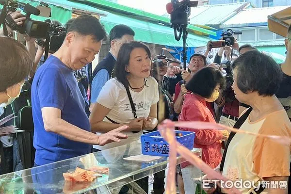 ▲▼趙少康陪同王鴻薇長春市場掃街。（圖／記者鄭佩玟攝）