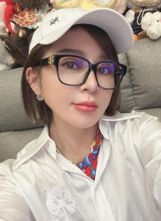 ▲▼王彩樺出席納豆婚禮全程戴墨鏡，近日曬照露出正臉。（圖／翻攝自臉書）