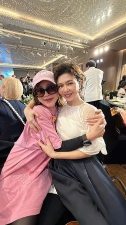 ▲▼王彩樺出席納豆婚禮全程戴墨鏡，近日曬照露出正臉。（圖／翻攝自臉書）