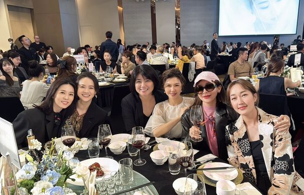 ▲▼王彩樺出席納豆婚禮全程戴墨鏡，近日曬照露出正臉。（圖／翻攝自臉書）