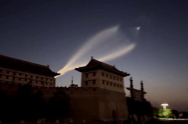 ▲▼ 西安城牆6日上空驚現UFO? 官方事後證實是發射火箭的尾跡            。（圖／翻攝 人民日報）