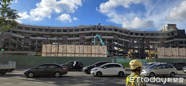▲▼國際商工拆除作業採用「建物軟腳法」，造成劇烈震動引發居民恐慌。（圖／翻攝自郭建盟議員臉書）