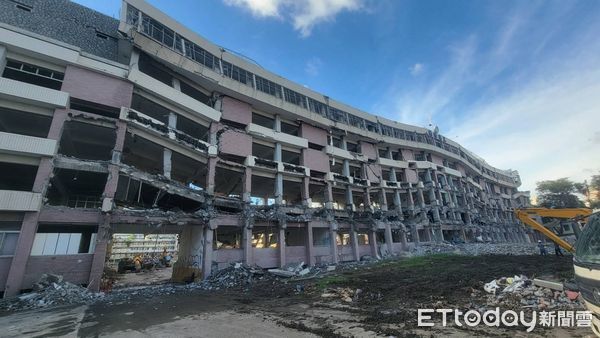 ▲▼國際商工拆除作業採用「建物軟腳法」，造成劇烈震動引發居民恐慌。（圖／翻攝自郭建盟議員臉書）