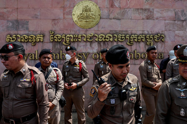 ▲▼泰柬邊境爆發衝突後，泰國保皇派人士前往首都曼谷柬埔寨使館進行抗議。（圖／路透）