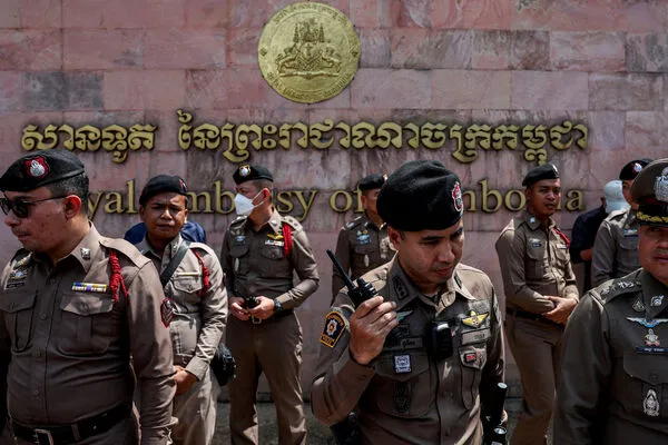 ▲▼泰柬邊境爆發衝突後，泰國保皇派人士前往首都曼谷柬埔寨使館進行抗議。（圖／路透）