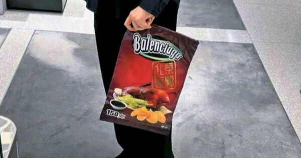 巴黎世家配合北京分店開幕，推出「北京烤鴨包」限量20個，售價要人民幣15500元（約新台幣65550元），引發全網熱議。（圖／翻攝自微博）