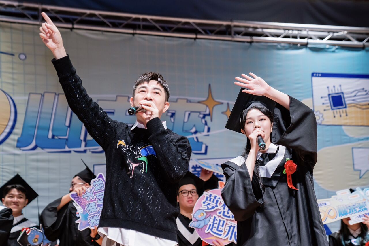 ▲▼李明川在明新科技大学演唱〈放心去飞〉青春祝福版。 （图/产值娱乐提供）