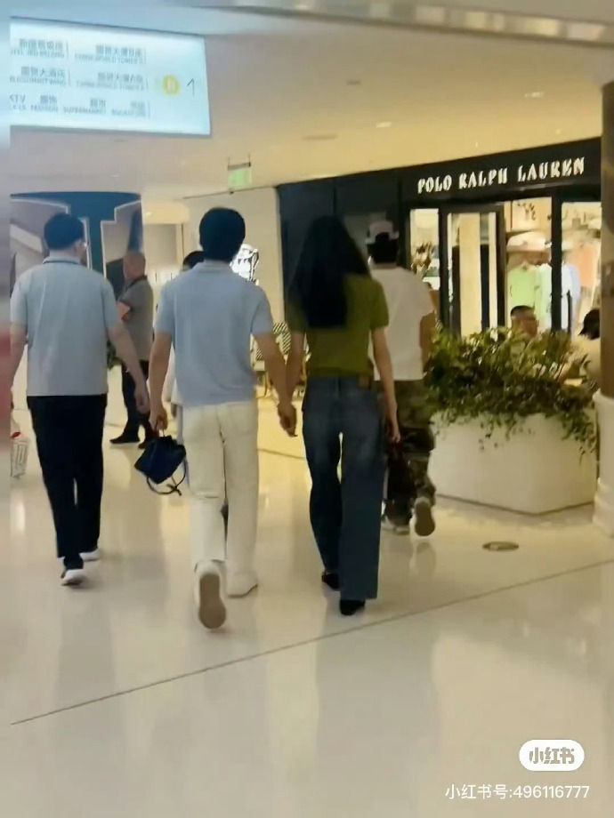 ▲▼井柏然被爆秘婚劉雯！路人目擊「手戴婚戒逛街」。（圖／翻攝自微博）