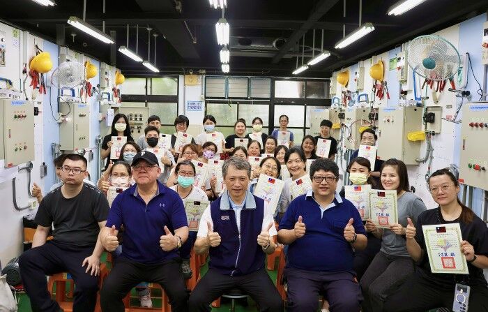 ▲新北職訓女水電班結訓 學員力拚考照展專業。（圖／新北市勞工局提供）