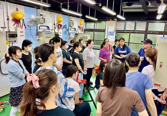 ▲新北職訓女水電班結訓 學員力拚考照展專業。（圖／新北市勞工局提供）