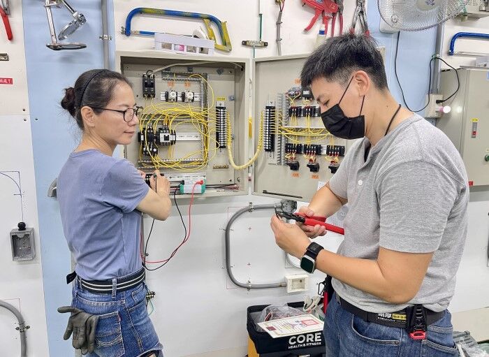 ▲新北職訓女水電班結訓 學員力拚考照展專業。（圖／新北市勞工局提供）