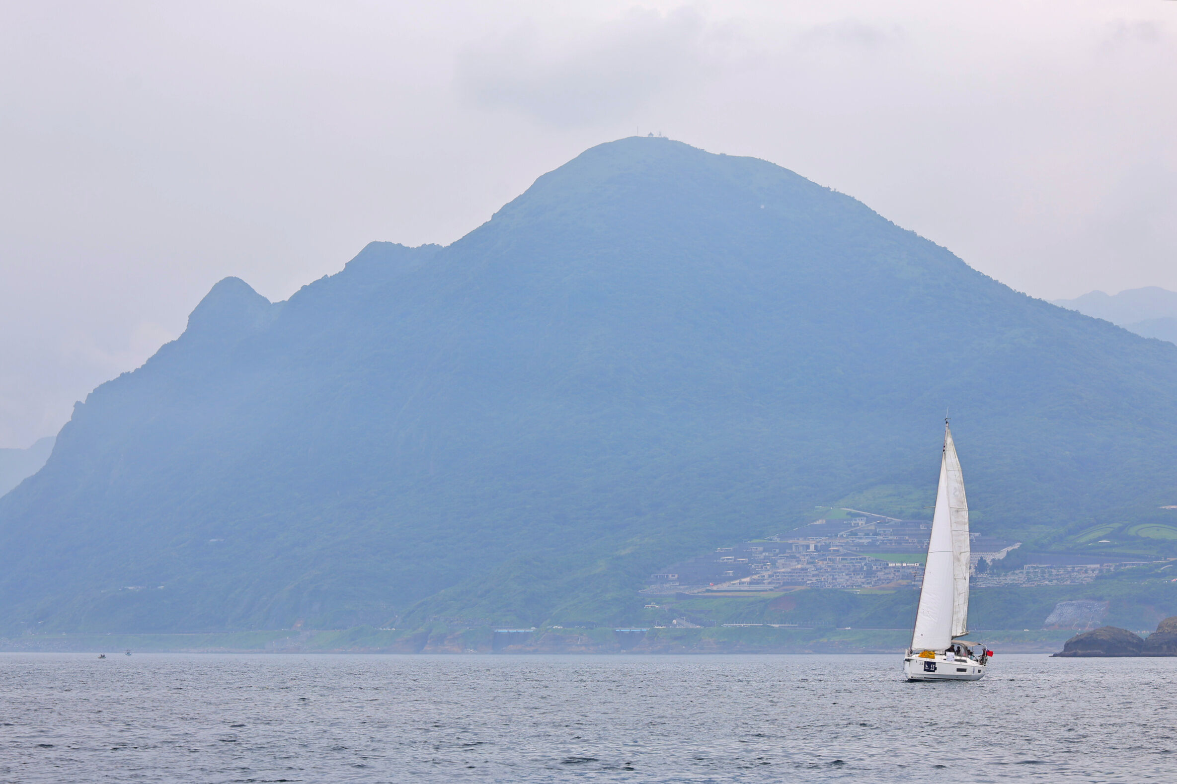 ▲台琉國際帆船賽揚帆基隆嶼。（圖／記者郭世賢翻攝）