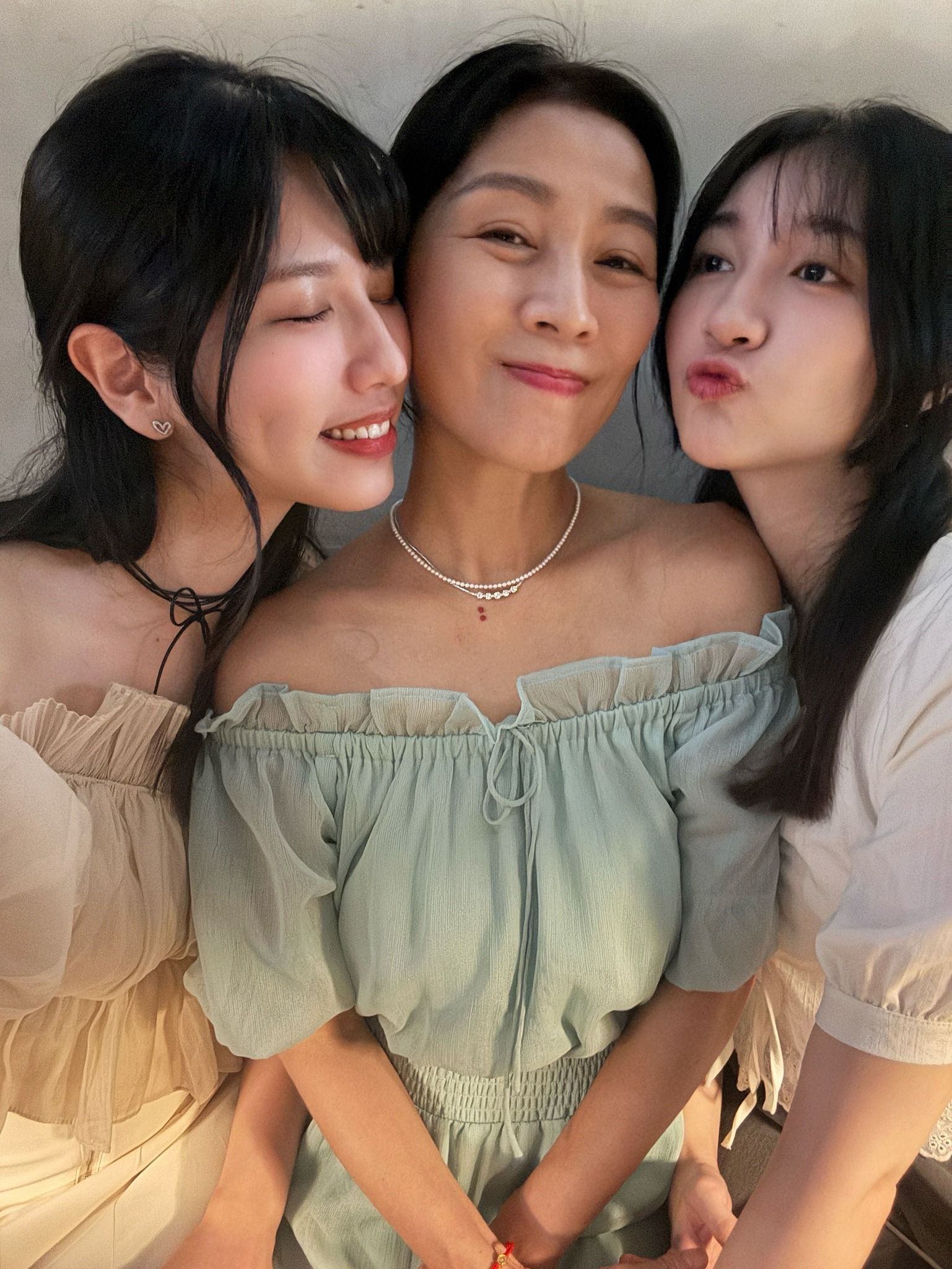 ▲▼方文琳抗癌後迎60大壽！同框2女兒慶生被讚像姊妹。（圖／翻攝自Facebook／方文琳）