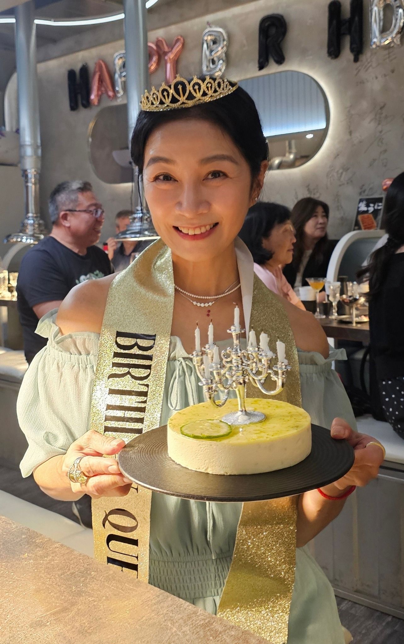 ▲▼方文琳抗癌後迎60大壽！同框2女兒慶生被讚像姊妹。（圖／翻攝自Facebook／方文琳）