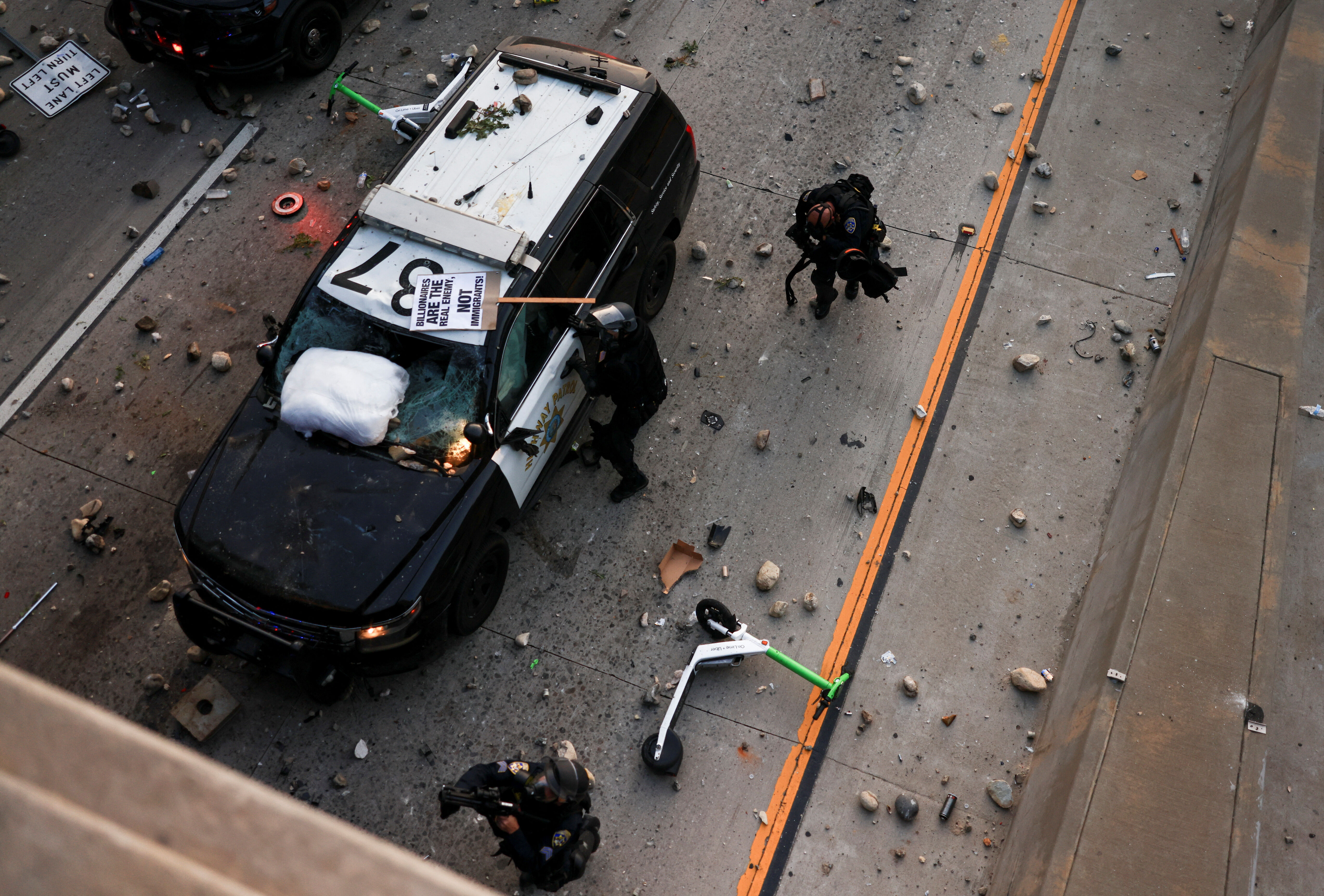 ▲▼ 美國洛杉磯近日爆發大規模反對移民突襲行動的抗議潮，川普下令部署國民兵。（圖／路透）