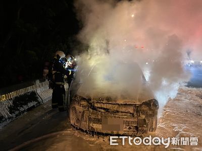 國1三義段火燒車!引擎突失動力冒火 整輛成廢鐵畫面曝