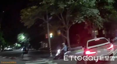 恐怖喪屍上路!21歲刺青男詭異逆停台中七期 警攔查還在茫