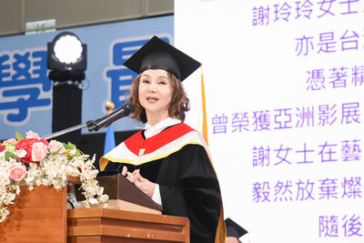 「婉君表妹」謝玲玲返台獲名校榮譽博士! 68歲驚人現況曝光
