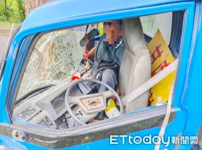 77歲翁開小貨車撞路樹斷腿!受困變形駕駛座...消防40分鐘救出