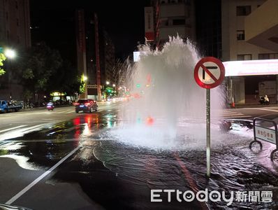 台中驚見馬路噴泉奇景!租賃休旅車逆向撞斷消防栓 駕駛落跑了