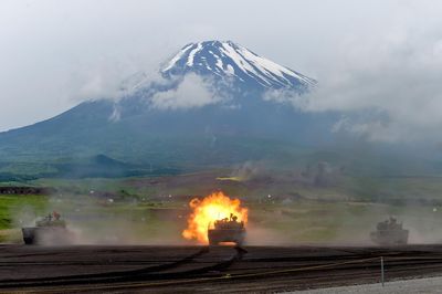 日陸上自衛隊「富士火力演習」登場! 實彈模擬奪回離島