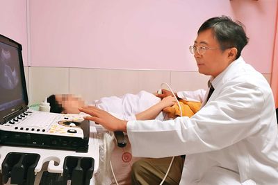 名醫性騷人妻 院方卻說「摸胸腿很正常」