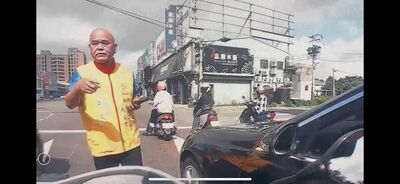 妻開報廢賓士遭攔 「黑支」開直播嗆:你哪個單位的?結果糗了