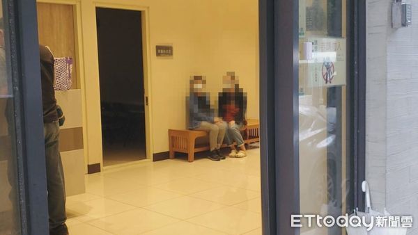 ▲▼ 昨日晚間一名劉姓男子於光華商場墜落身亡，今日下午家屬與檢察官前往殯儀館驗屍         。（圖／記者黃彥傑攝）