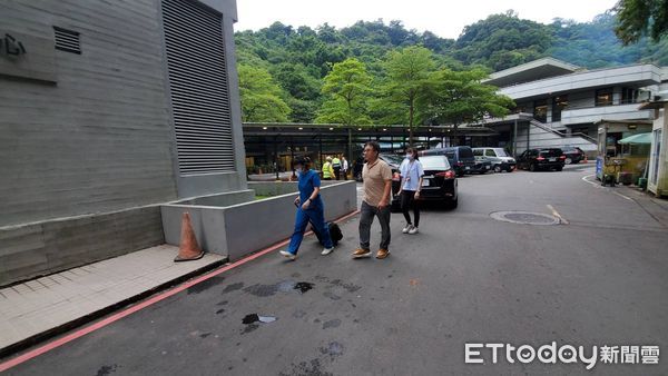 ▲▼ 昨日晚間一名劉姓男子於光華商場墜落身亡，今日下午家屬與檢察官前往殯儀館驗屍         。（圖／記者黃彥傑攝）