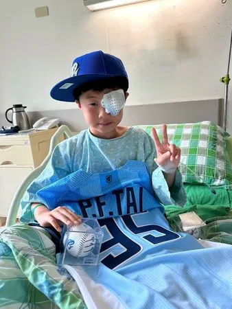 ▲前一戰遭界外球砸中的小球迷已開刀恢復中。（圖／富邦悍將提供）