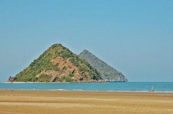 這座小島因外型酷似女性胸部而得名，距離本土僅約1公里，搭船約10分鐘可達。（@ChomSomchai X）