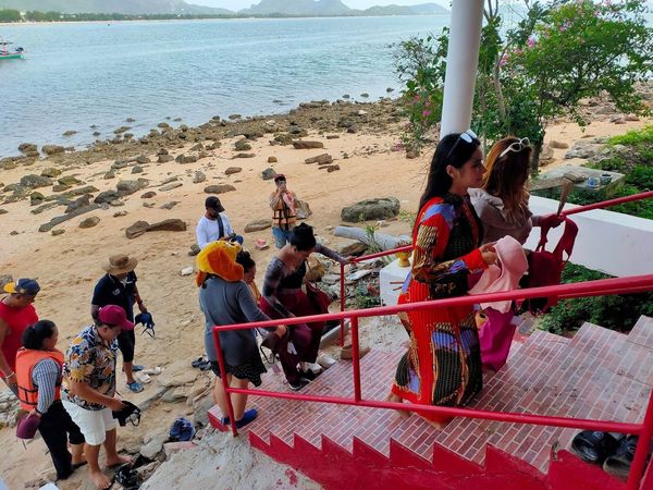 當地信徒在「Koh Nom Sao（少女雙乳島）」向女神獻上胸罩，感謝她實現戀愛願望。（翻攝自ผึ้งสัญจร）