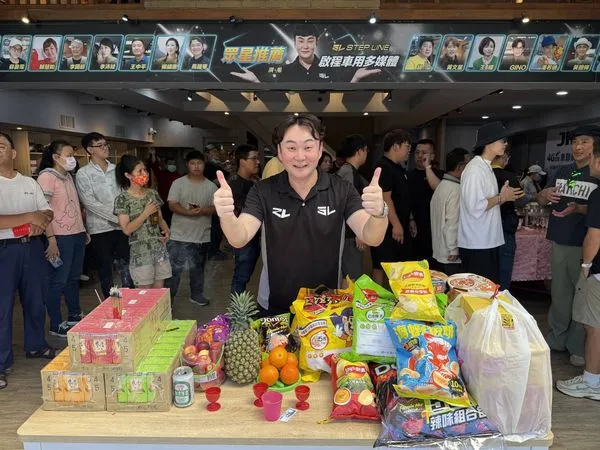 ▲洪毛副業開拓到台南，蘇晏霈、賴芊合、江宏恩、馬國弼等多名藝人都南下力挺。（圖／民視提供）