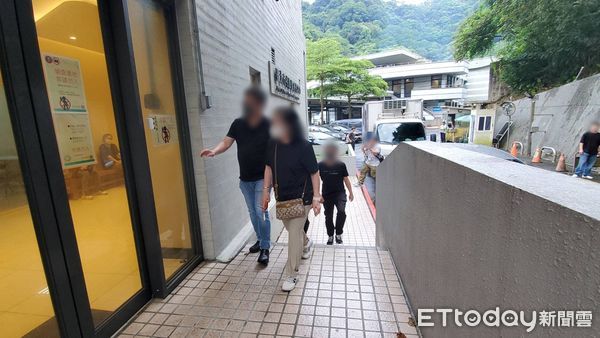 ▲▼北市松山區撫遠街車禍母子雙亡，檢方相驗，死者家屬抵達二殯。（圖／記者黃彥傑攝）