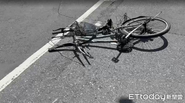 ▲▼台南東區成大附近車禍，78歲女駕駛衝撞多輛機車與腳踏車，1人命危。（圖／記者林東良翻攝）