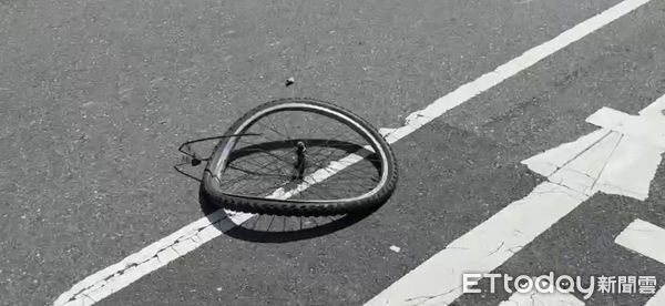 ▲▼台南東區成大附近車禍，78歲女駕駛衝撞多輛機車與腳踏車，1人命危。（圖／記者林東良翻攝）