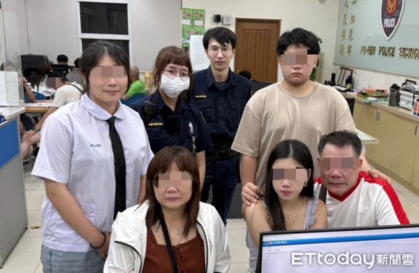 ▲將她帶回派出所與家人會合。（圖／中壢警分局提供）