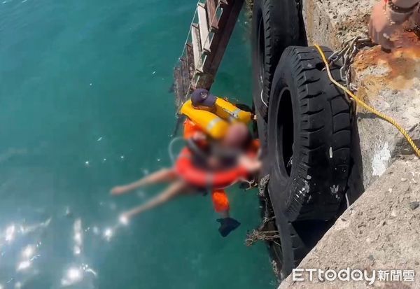 ▲▼小琉球白沙漁港碼頭一對男女遊客疑似酒後情緒激動先後落海。（圖／民眾提供）