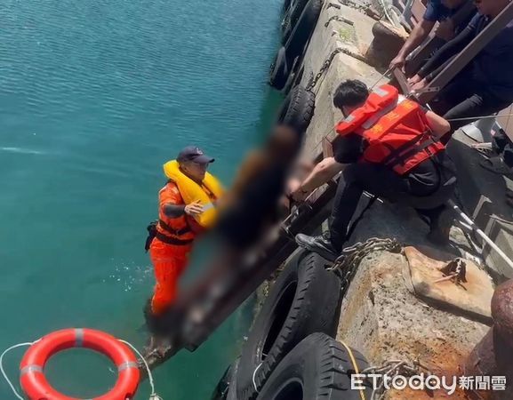 ▲▼小琉球白沙漁港碼頭一對男女遊客疑似酒後情緒激動先後落海。（圖／民眾提供）