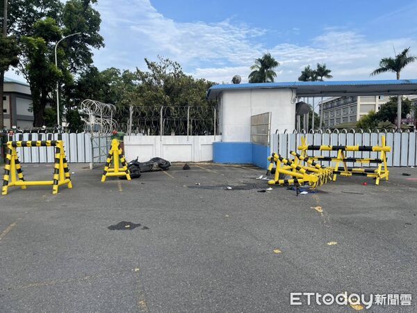 ▲▼空軍屏東基地門前發生離奇自撞死亡車禍。（圖／記者陳崑福翻攝）