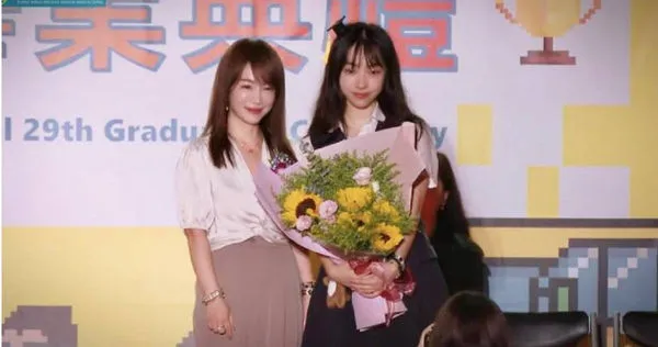 前美女主播蕭彤雯大女兒高中畢業。（圖／翻攝臉書蕭彤雯）