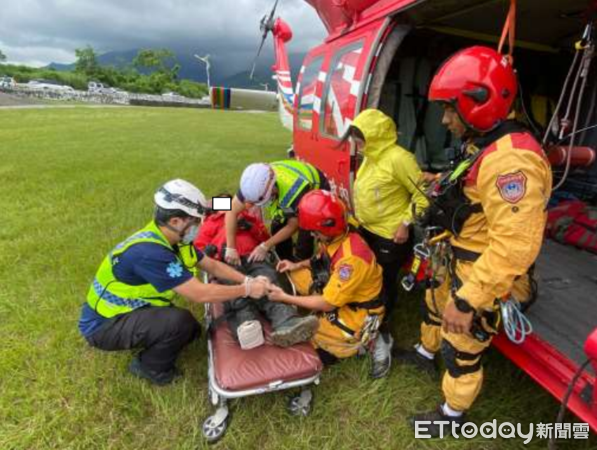 ▲特搜員將患者轉交救護車。（圖／記者高堂堯翻攝）
