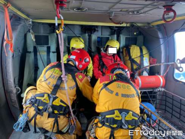 ▲特搜員檢查患者病況。（圖／記者高堂堯翻攝，下同）