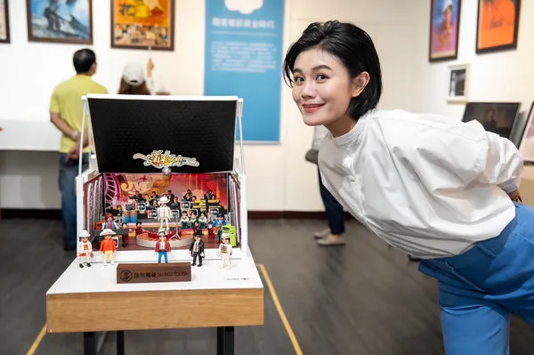 ▲▼ 朱海君參觀鳳飛飛金曲特展。（圖／鳳飛飛故事館提供）