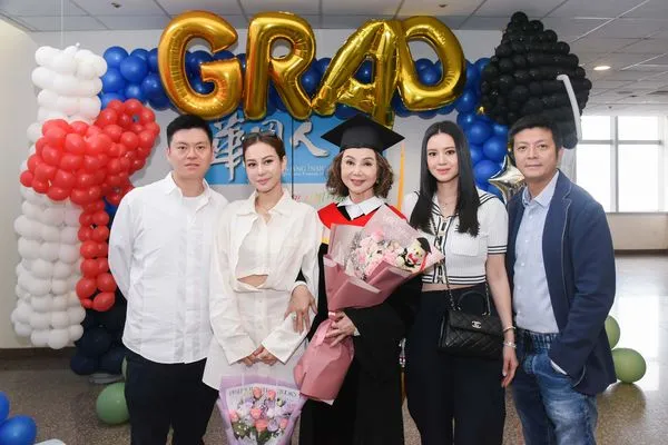  ▲▼謝玲玲（右三）7日在親友的祝福下得到母校文化大學的名譽文學博士殊榮。（圖／台灣優質生命協會提供）