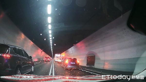 ▲▼國九大隊巡邏車在國五鳴笛開道，讓各醫院救護車及時護送器官北上，雪隊內各車輛也自動緊急左、右靠，讓出中間行車空間。（圖／記者游芳男翻攝，下同）